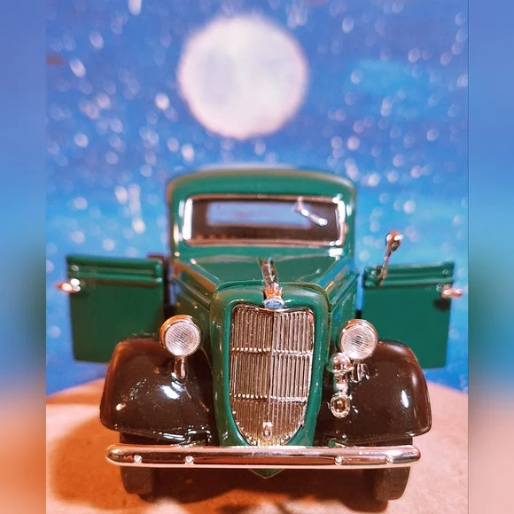 1935 Green Ford Pickup Die-cast Metal Replica - Picture 3 of 8